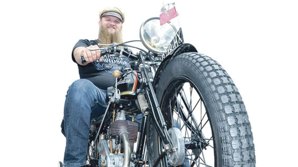 Jan Goeman aus Weener begeistert sich schon seit vielen Jahrzehnten für Oldtimer. Der Rheiderländer sitzt auf einem Motorrad aus Frankreich, das schon 91 Jahre alt ist. Die Maschine ist das älteste Motorrad im gesamten Landkreis Leer und auch ein Stück Zeitgeschichte. © Foto: Boelmann