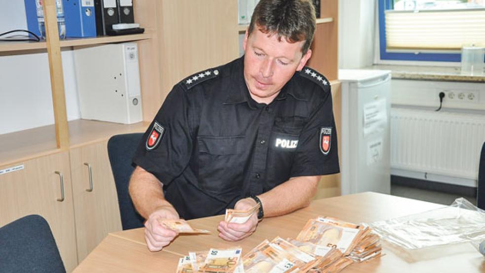 Ralf Hickmann, inzwischen leitet er die Polizeistation in Weener, zählte im Oktober 2017 in der Polizeiinspektion in Leer das aufgesammelte Bargeld. © Foto: Boelmann