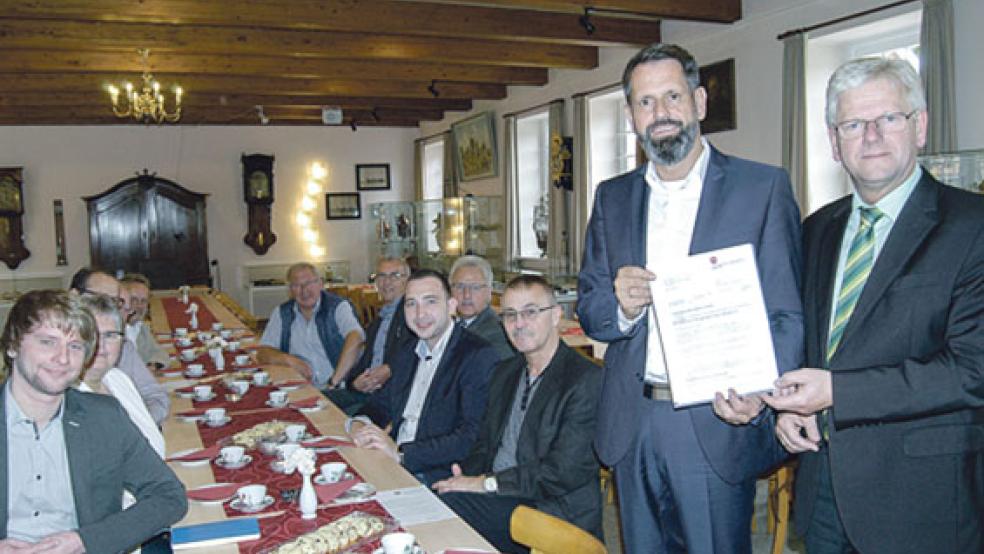 Bei einer Teerunde im Heimatmuseum überreichte Minister Olaf Lies (Zweiter von rechts) gestern den Förderbescheid für den Umzug der Bücherei an die Westerstraße an Bürgermeister Ludwig Sonnenberg. Mit dabei waren auch einige Mitglieder des Stadtrates. © Foto: Hoegen