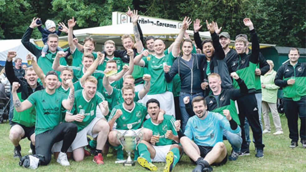 Der SV Teutonia Stapelmoor durfte sich zu Recht feiern lasen. Er setzte sich in der Gruppe gegen die SG Ditzum/Ditzumerverlaat durch und ließ auch den Ostfrieslandligisten BSV Bingum hinter sich. In der Finalrunde machten die Teutonen durch souveräne Siege den Pokalsieg klar. © Foto: Bruins