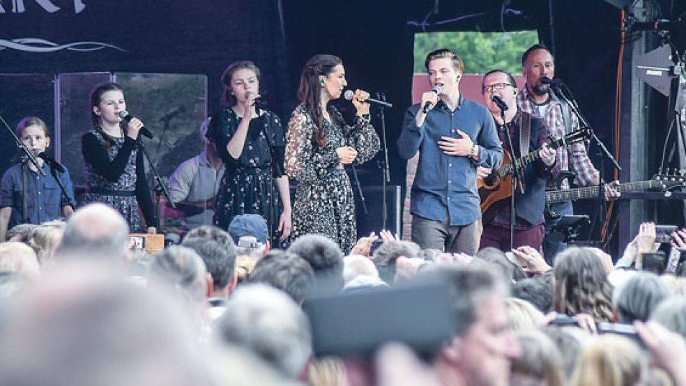 Brachte schnell Stimmung ins Publikum: Angelo Kelly, der zusammen mit Frau und Kindern auftritt. © Foto: Hellmers