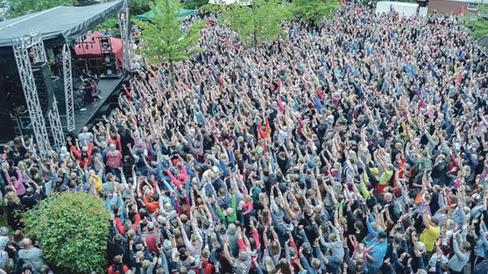 Riesenandrang - und riesige Stimmung auf dem Rathausplatz. Angelo Kelly mit Familie und Band gaben hier 90 Minuten lang ein Gratiskonzert. © Foto: Fertig