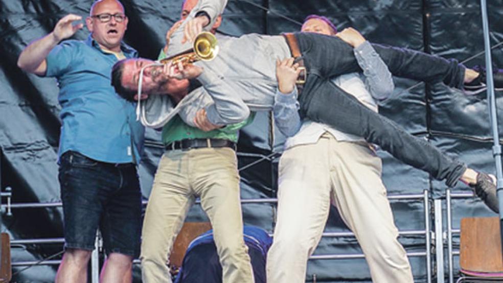 Eine schräge Show auch mit viel Spielwitz boten »Mnozil Brass in Emden. © Foto: Krämer