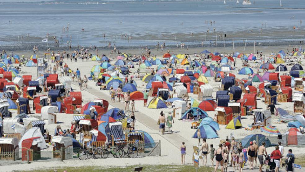 Strandkörbe »wie Sand am Meer« in Bensersiel. Die Nacht-Quartiere sind hier bis 2020 ausgebucht. © Foto: dpa