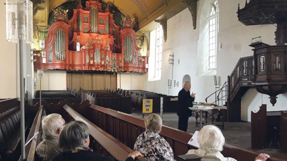 Kirchenältester Volker Kraft begrüßte die Gruppe aus Dresden und informierte sie über die Geschichte der Georgskirche und ihrer historischen Schnitger/Wenthin-Orgel. © Foto: Kuper