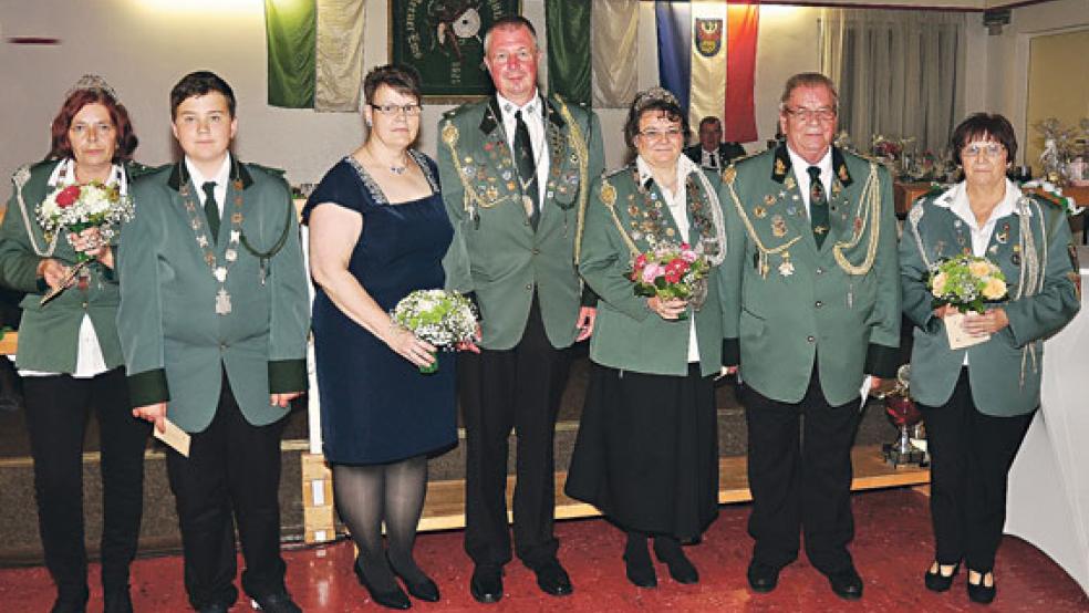 Der Schützenverein Weener hat am Wochenende sein neues Königshaus ermittelt. Das Foto zeigt von links: Petra Bruns, Jeremi Adams, Silvia und Detlef Haseborg, Schützenkönigin Babara Bruins-Anders, den 1. Vorsitzenden Hilbert Bruins und Christina Wachs. © Fotos: Wolters