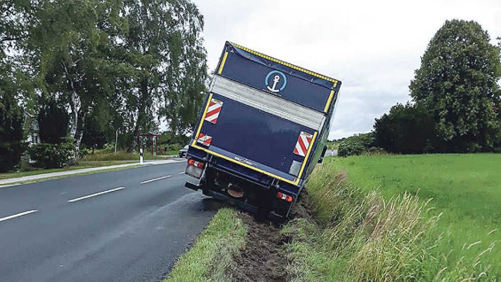 In einer Kurve in Logabirum hat heute Vormittag ein 21-Jähriger die Kontrolle über seinen Lastwagen verloren. © Foto: Polizei