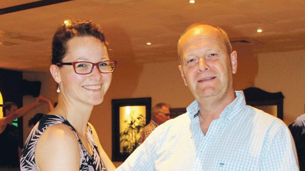 Gemeinsam mit seinem Bruder Thorsten betreibt Olaf Schrock-Opitz eine Tanzschule in Leer, deren Anfänge in Papenburg lagen. Links im Bild Friederike Detmers, die als angestellte Tanzlehrerin für Schrock-Opitz arbeitet.  © Foto: Gonzalez-Tepper 