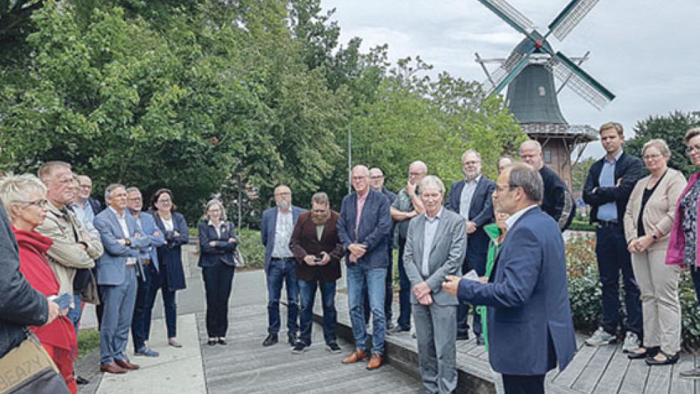 Papenburgs Erster Stadtrat Hermann Wessels begrüßte die Mitglieder der Räte aus Veendam und Papenburg auf der Baustelle der Blumenschau im Stadtpark.  © Foto: Stadt Papenburg