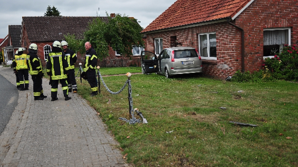 In Ditzumerverlaat ist ein 91-Jähriger mit seinem Auto gegen eine Hauswand gekracht.  © Wolters