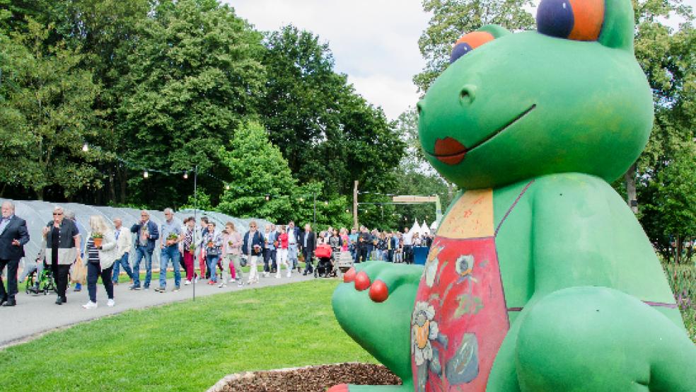 Im Gänsemarsch am Frosch vorbei: Die Ehrengäste beim Spaziergang durch den Stadtpark. © Hanken