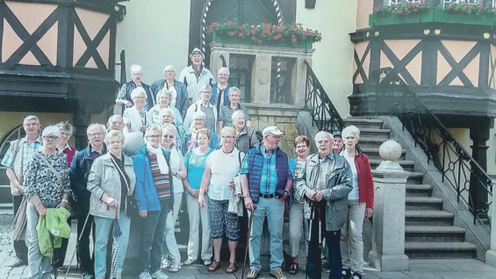 Ein Erinnerungsfoto schoss die Holthuser Reisegruppe vor dem Rathaus von Wernigerode am Marktplatz.  © Foto: privat