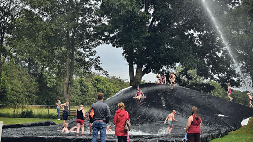 »Wasser marsch«: Dieser Hügel wurde zur Rutschbahn mit Wasserbecken. © Foto:Wolters