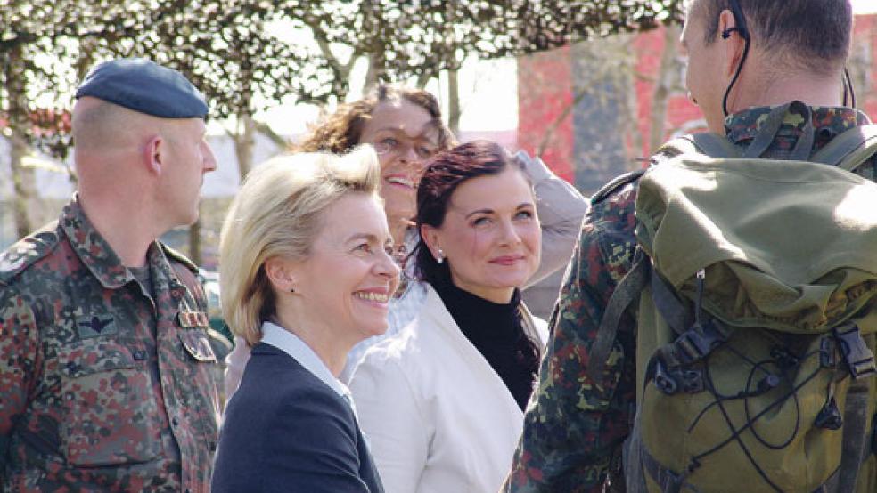Ursula von der Leyen (links) besuchte vor fünf Jahren den Bundeswehrstandort in Leer. Mit dabei war die CDU-Bundestagsabgeordnete Gitta Connemann (zweite von rechts) und Bürgermeisterin Beatrix Kuhl (im Hintergrund). © Foto: RZ-Archiv
