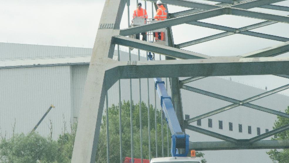Brückenarbeiten im Schaten des Meyer Werft-Baudocks. © Foto: Hanken