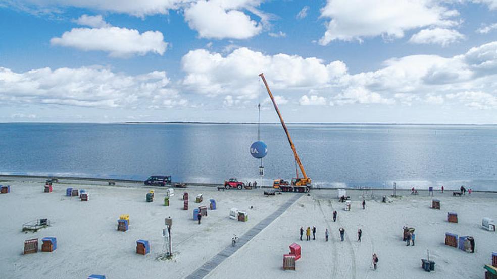 Erleichterung: Die Kosten für die Sanierung des 46 Jahre alten »Nivea«-Balls am Strand von Dornumersiel wird die Firma »Beiersdorf« übernehmen. © Fotos: Tourismus GmbH Gemeinde Dornum