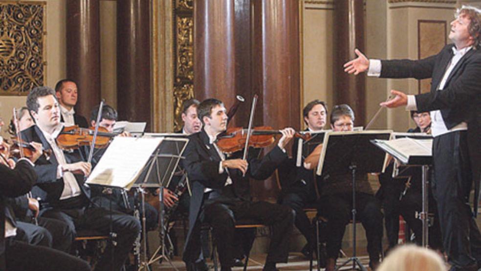 Bei »Sternstunden der Filmmusik« wird die Russische Kammerphilharmonie St. Petersburg am 24. Januar 2020 mit den Melodien und Liedern aus fünf Film- und Serienjahrzehnten Holly­wood-Flair auf die Bühne des Theaters an der Blinke in Leer bringen. © Foto: Jens Paul Taubert