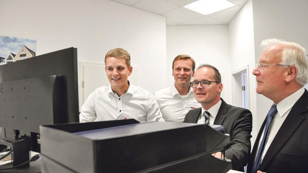 Kultusminister Grant Hendrik Tonne (zweiter von rechts) besuchte gestern die Unternehmensgruppe »Terfehr« in Rhede und schaute Lehrling Matthias Collmann (links) über die Schulter. Mit dabei waren Bernd Busemann (CDU-Landtagsabgeordneter) und auch Geschäftsführer Gerrit Terfehr  © Foto: Boelmann