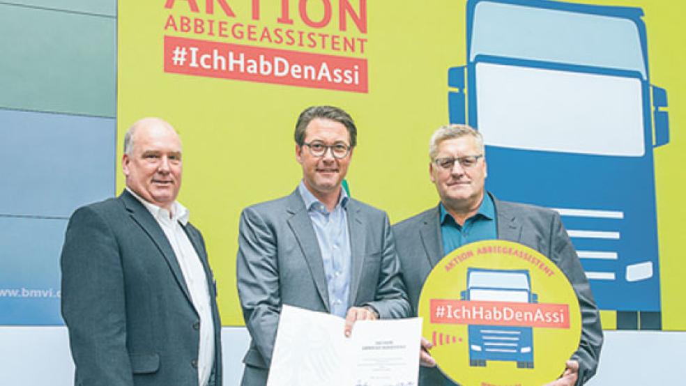 Die Stadtwerke Leer sind jetzt Sicherheitspartner bei der »Aktion Abbiegeassistent«: (von links) Stadtwerkevorstand Claus-Peter Horst, Verkehrsminister Andreas Scheuer und Werkstattleiter der Stadtwerke, Hans-Peter Schnell. © Foto: privat