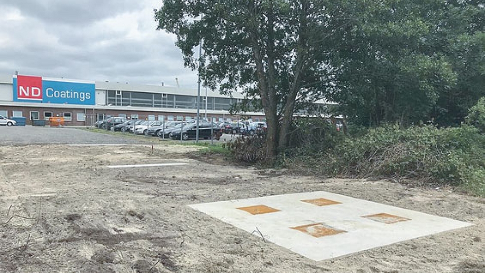 Die Papenburger Meyer Werft wird in Kürze den neuen Parkplatz westlich der Rheiderlandstraße eröffnen. Zuvor muss aber eine Brücke, die über die viel befahrene Kreisstraße führt, aufgebaut werden. Hier eines der Fundamente dafür. © Foto: Gonzalez-Tepper