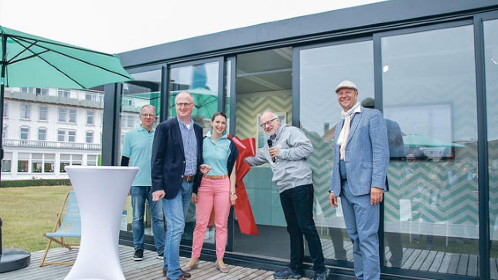 Matthias Schoof (Wissens- und Technologietransferstelle), Vizepräsident Prof. Dr. Jann Strybny, Dagmar Köhler (Koordination Insel-Hochschule), Hochschulpräsident Prof. Dr. Gerhard Kreutz und Göran Sell (Geschäftsführer Nordseeheilbad Borkum GmbH, von links) eröffneten den Event-Container für die Insel-Hochschule. © Foto: Hochschule