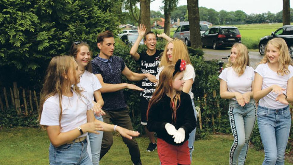 Mit vielen Tänzen und musikalischen Einlagen verabschiedeten sich die Kinder aus Weißrussland von ihren Gasteltern. © Foto: Berents