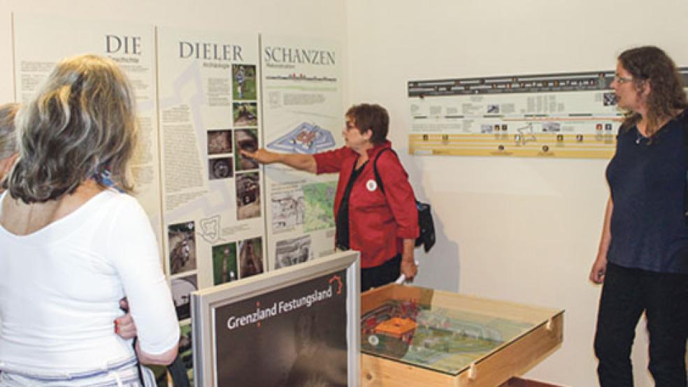 Gespannt lauschen die Besucher aus Minnesota den Ausführungen von Reiseleiterin Lin Strong. © Fotos: Berents