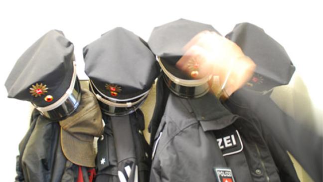 Motorrad kracht in Leitplanke