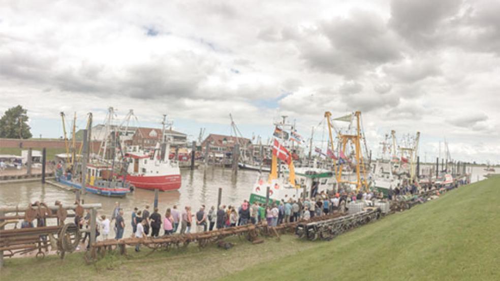 Schlange stehen vor den Kuttern. Viele Hafenfestbesucher wollten an Bord gehen, um eine kleine Ausfahrt über die Ems zu machen. © Fotos: Kuper