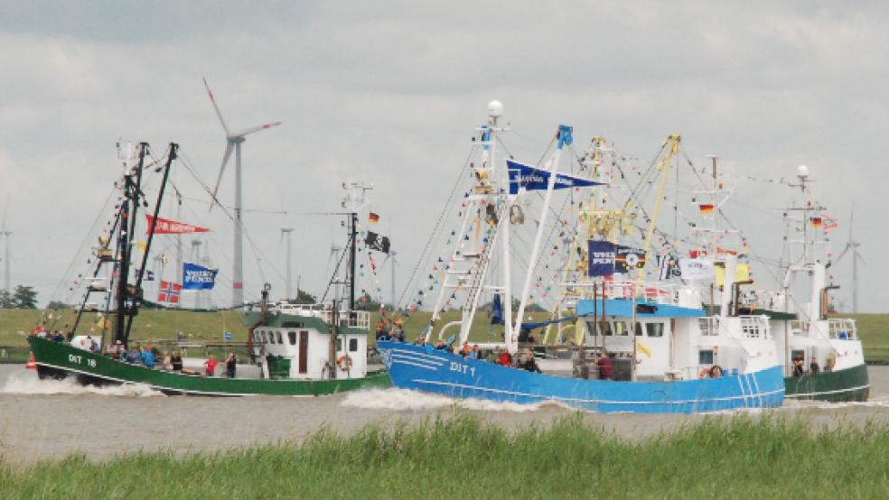 Ein farbenfrohes Schauspiel: Der Kutterkorso auf der Ems. Am Wochenende gab es Anlaufschwierigkeiten. Der zunächst für Samstag geplante Start fiel wegen einer Unwetterwarnung und daraus resultierenden Absage durch Behörden ins Wasser.Foto: Kuper © Kuper