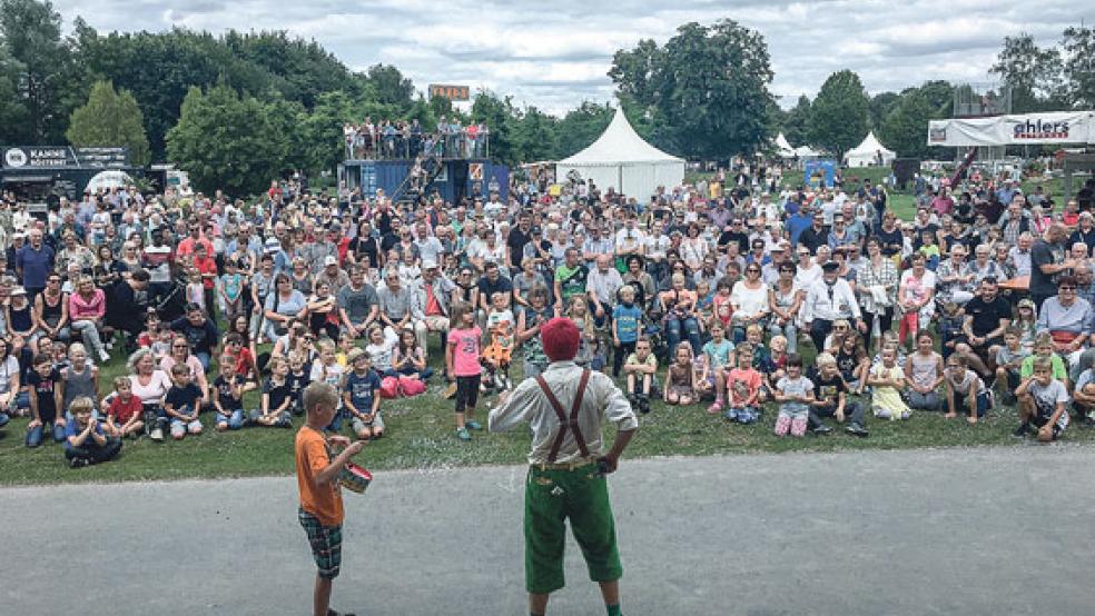 Hunderte Besucher waren am Sonntagnachmittag auch bei der Show von Christoph Engels vor der Hauptbühne. © Foto: Stadtverwaltung Papenburg