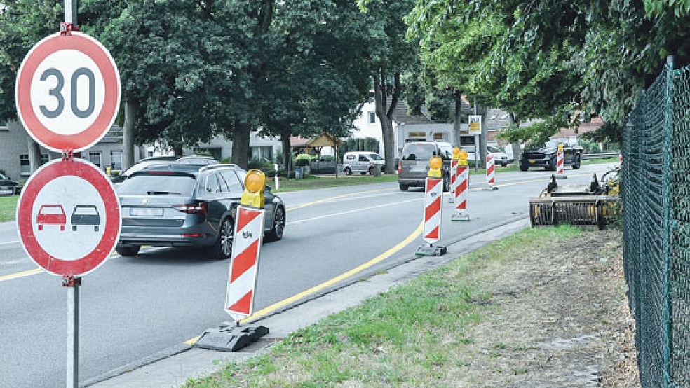 An der Bundesstraße 436 in Weener muss die Fahrbahnrinne saniert werden. Das wird einige Wochen dauern.  © Foto: Boelmann