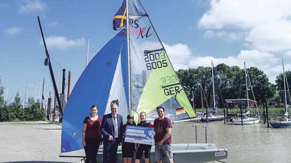 »Luv up« aus Jemgum erhielt eine Spende in Höhe von 2500 Euro von der Stiftung Ostfriesische Volksbank. Das Foto zeigt von links: Tanja Henschke (Jugendwartin »Luv up«), Andreas Nolte (Stiftung Ostfriesische Volksbank), Sophia Pörksen, Jule Vagelpohl und Markus Vagelpohl (Trainer). © Foto: privat