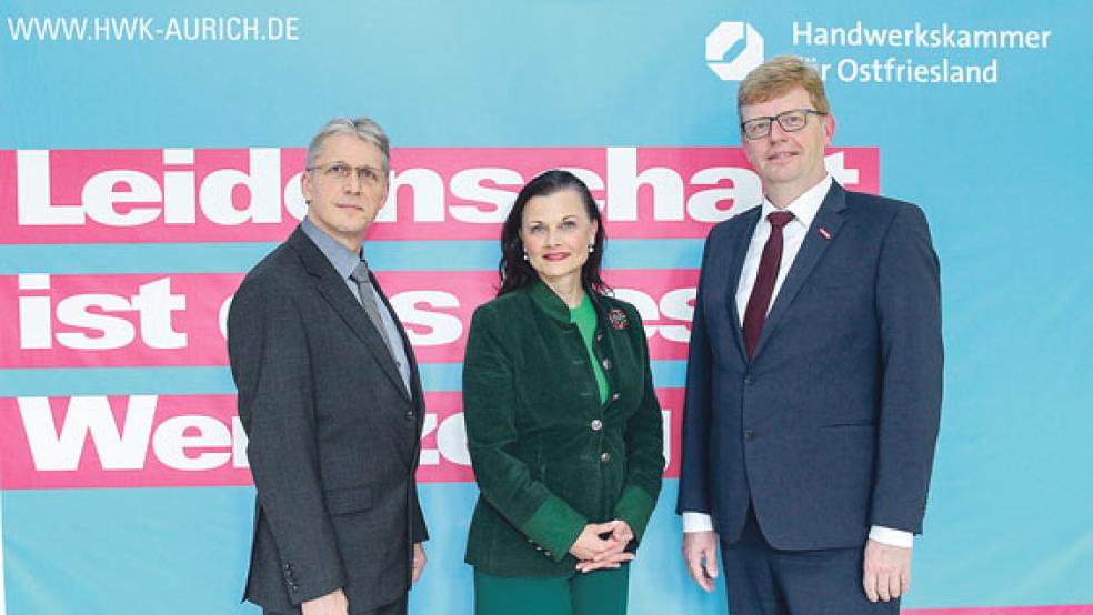 Sie sprachen in Aurich über das wichtigste Wertpapier des Handwerks, den Meisterbrief. Im Bild von links Jörg Frerichs, Gitta Connemann und Albert Lienemann. © Foto: Handwerkskammer