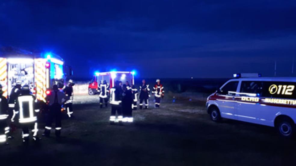 Urlauberfamilie im Watt: Insgesamt waren 45 Einsatzkräfte ausgerückt, unter anderem die Freiwillige Feuerwehr Hooksiel mit zwei Fahrzeugen. © Foto: Feuerwehr
