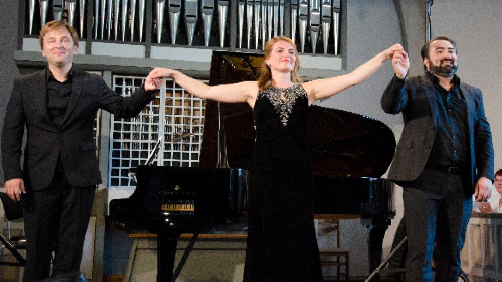 Große Gesten und Stimmen: Mezzosopranistin Juliane Bookhagen (Mitte) und Tenor Karo Khachatryan (rechts) verwandelten die Ditzumer Kirche zusammen mit Pianist Vasyl Kotys in ein kleines Opernhaus.  © Hanken