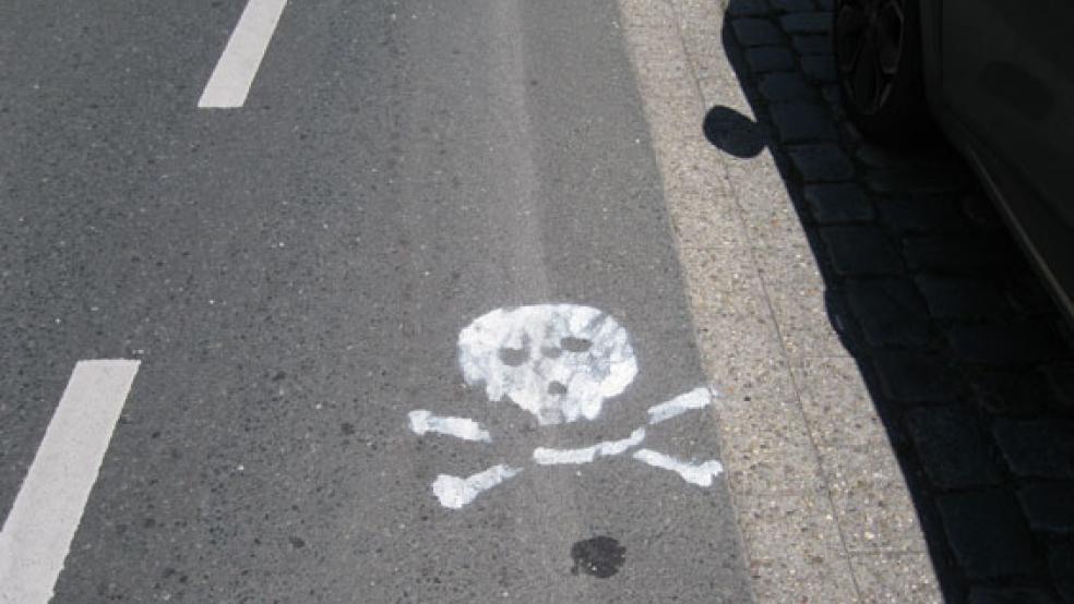 Drei dieser Totenköpfe hat ein Unbekannter in Leer auf die Straße gesprüht, benutzte er dabei eine Schablone? Die Polizei sucht jetzt Zeugen. © Foto: Polizei