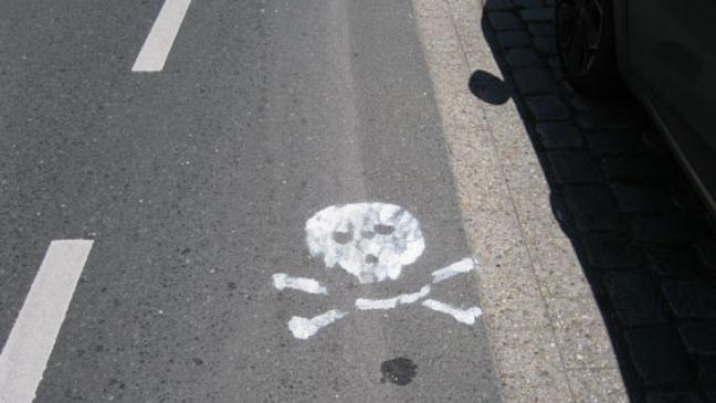 Drei Totenköpfe in weiß