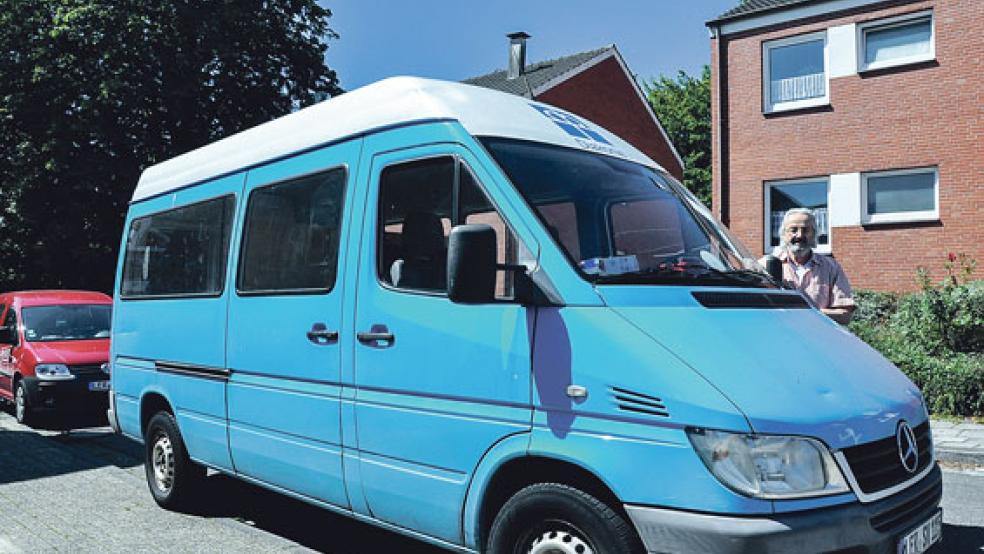 Volker Kraft hofft, dass sich viele erfahrene Fahrer melden, die den »Brotkorb Rheiderland« ehrenamtlich beim Einsammeln vom Lebensmitteln unterstützen wollen. © Foto: Boelmann