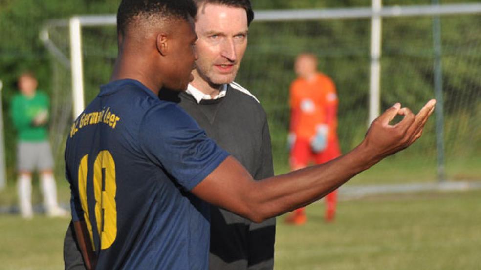 Günter Geerdes (rechts im Gespräch mit VfL-Spieler Ayaovi Bamezon) steht Germania nicht mehr als Trainer zur Verfügung. © Foto: Rauch/VfL