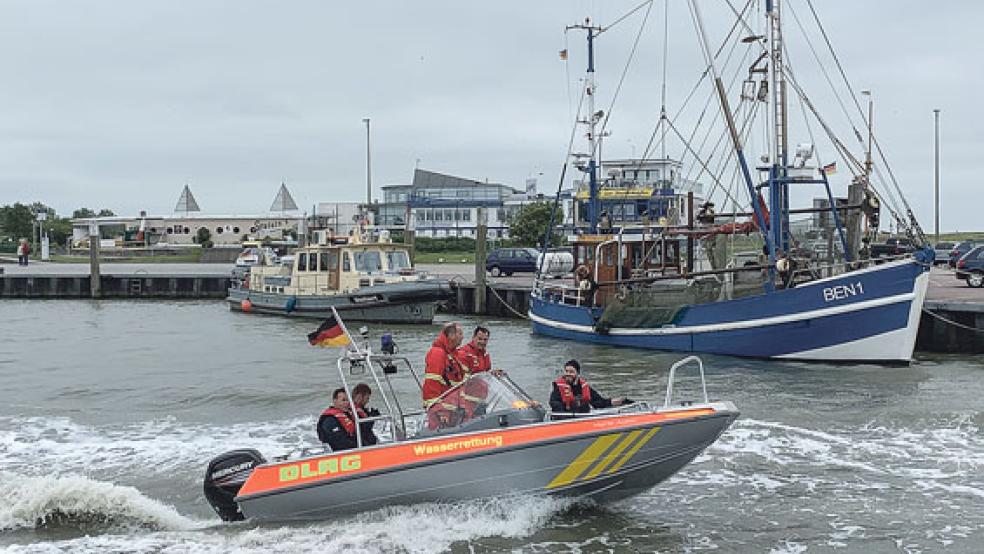 Die Einsatzkräfte der Polizei werden auf den Motorrettungsbooten der DLRG nach Langeoog transportiert. © Fotos: Deutsche Lebens-Rettungs-Gesellschaft Ostfriesland & RZ-Archiv