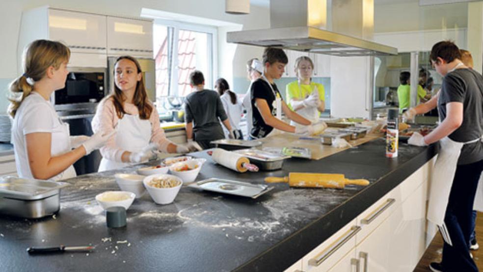 Beim gemeinsamen Kochen lernten die jungen Diabetiker, was sie bei ihrer Ernährung beachten müssen.  © Foto: Klinikum Leer