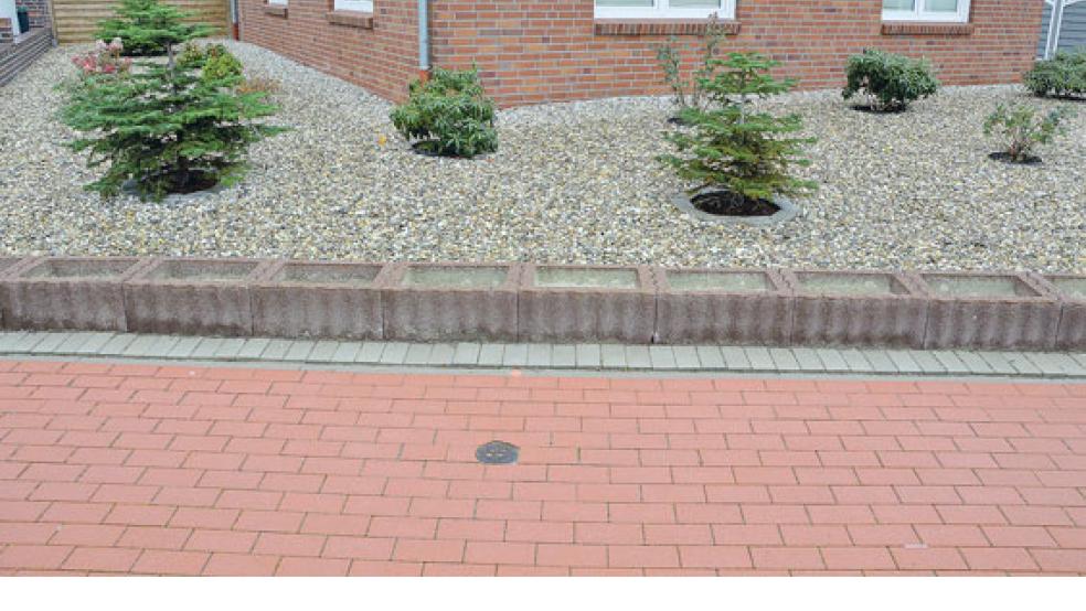Schottergärten wie dieser in Aurich sind laut Landesgesetzen zwar verboten – aber bislang wird das kaum kontrolliert.  © Foto: Dirks