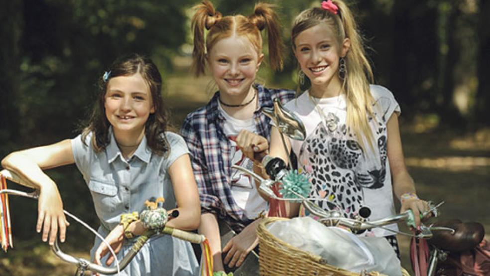 Sie geben nicht eher auf, bis auch dieser Fall gelöst ist: Die Nachwuchs-Ermittlerinnen (von links): Marie (Paula Renzler), Franzi (Alexandra Petzschmann) und Kim (Lilli Lacher).  © Foto: Constantin Film