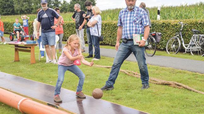 Freiluftkegeln auf dem Sommerfest