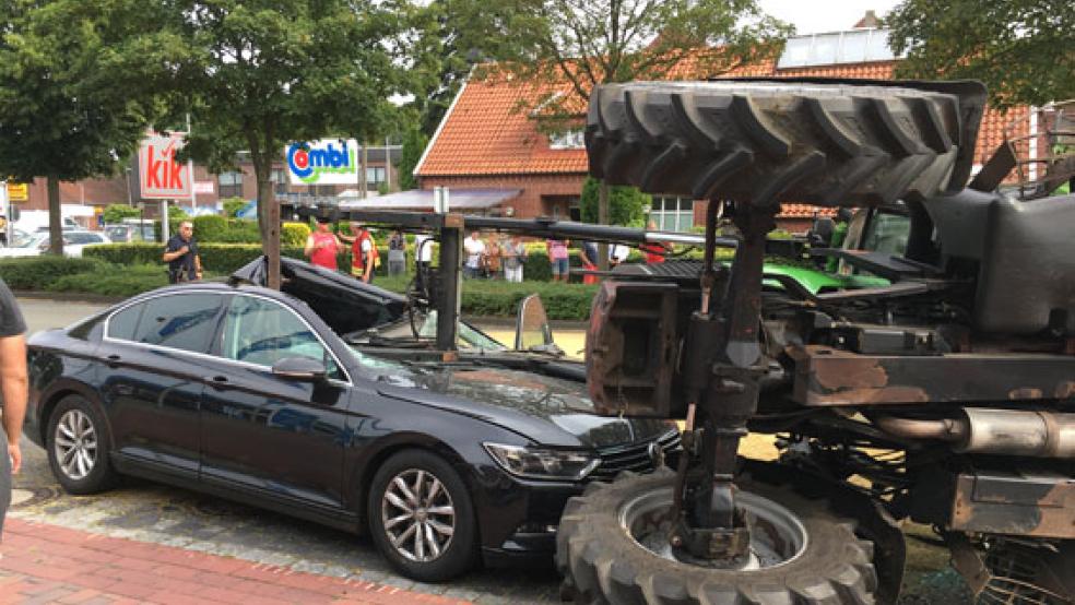 Leicht verletzt wurde ein 46-jähriger Weeneraner, der am Steuer dieses verunglückten Treckers in Remels saß. © Foto: Feuerwehr