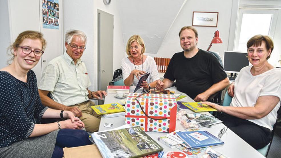 Nienke Jet de Vries (von links) und Eildert Duijff aus dem niederländischen Friesland besuchten kürzlich zu einem Informationsaustausch das Team des Plattdüütskbüros der Ostfriesischen Landschaft Herma Knabe, Bernd Grünefeld und Ilse Gerdes. © Foto: Former (Ostfriesische Landschaft)