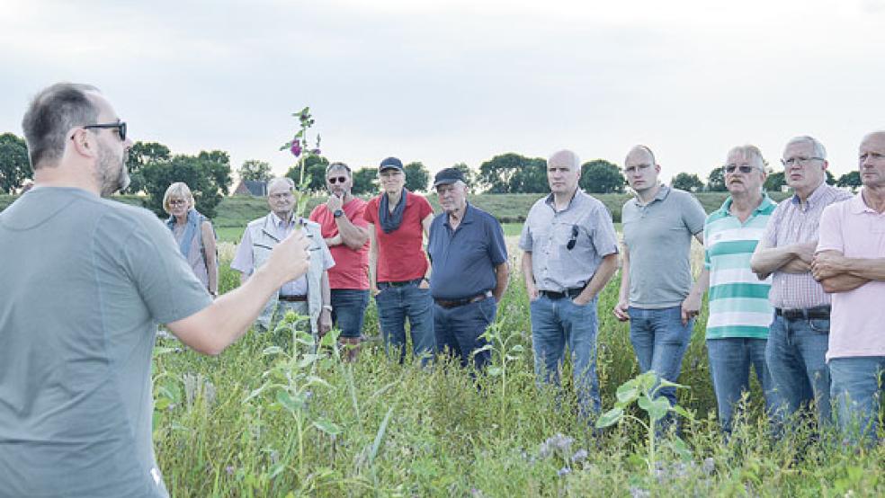 Idyllisch und informativ: Inmitten der Blütenpracht erzählte Georg Penon (links) den Gästen alles über ihre »Patenkinder«.  © Fotos: Himstedt