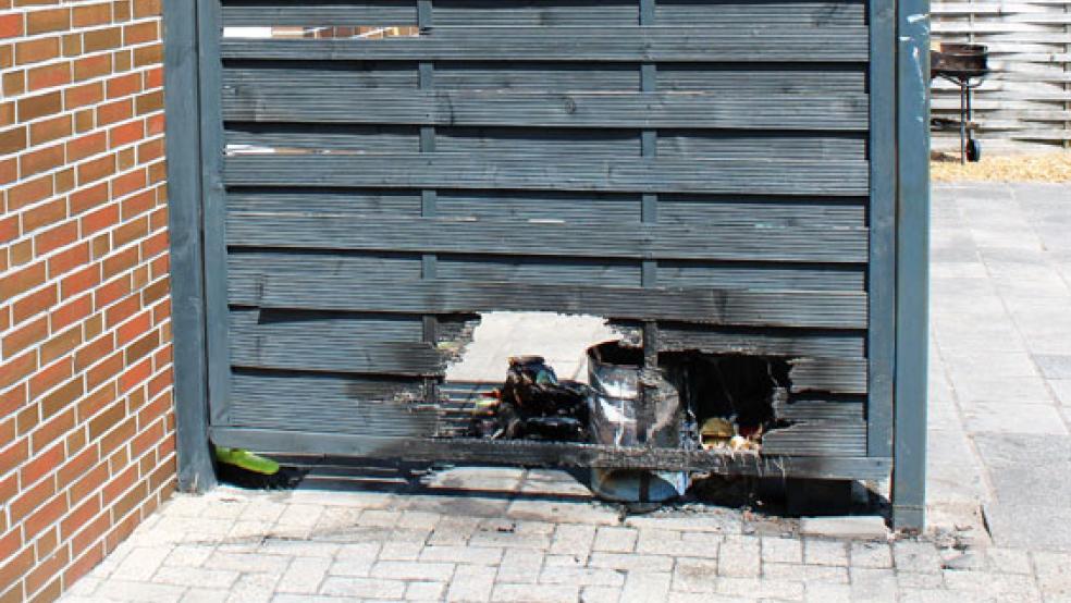 In Stapelmoor brannten gestern Mittag zwei Mülleimer und ein Lamellenzaun. © Foto: Rand (Feuerwehr)