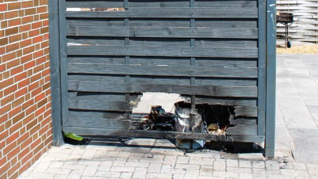 Mülleimer und Zaun in Brand geraten
